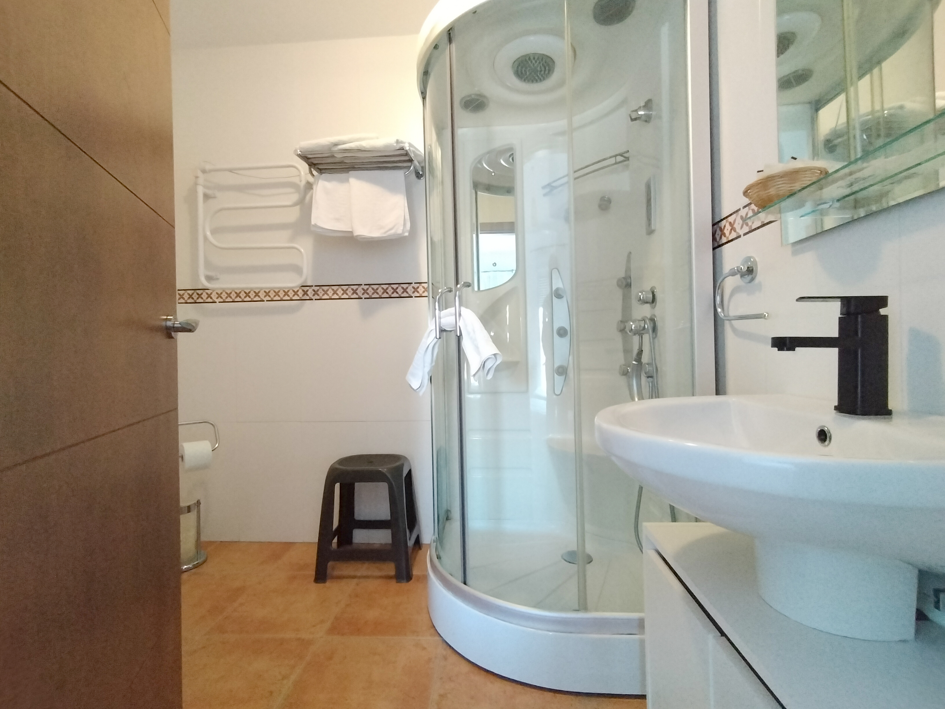 Baño con cabina de hidromasaje