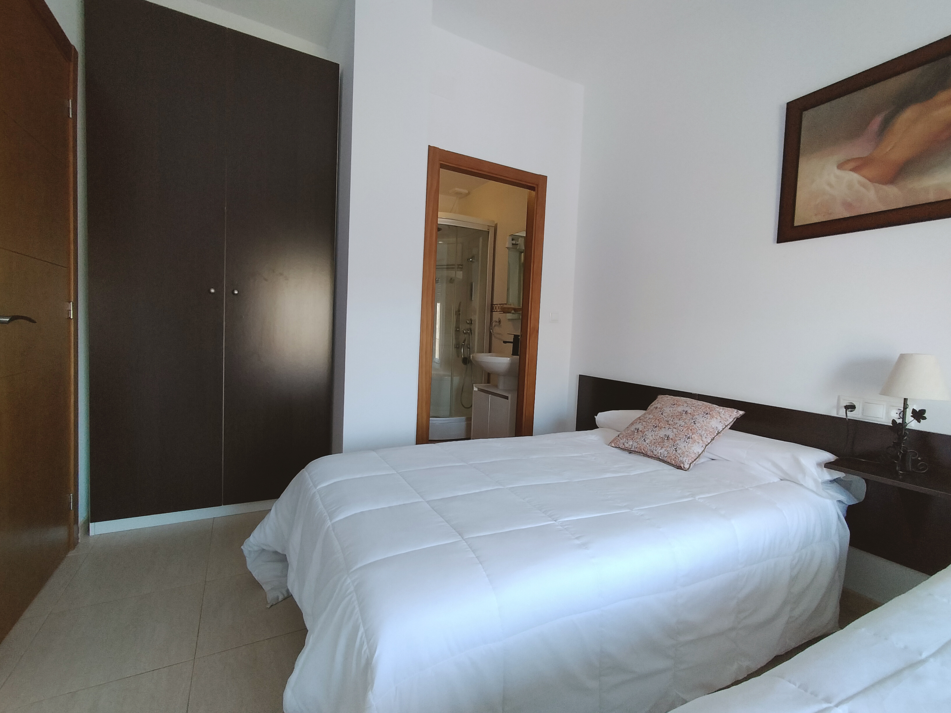 Dormitorio con cama de matrimonio